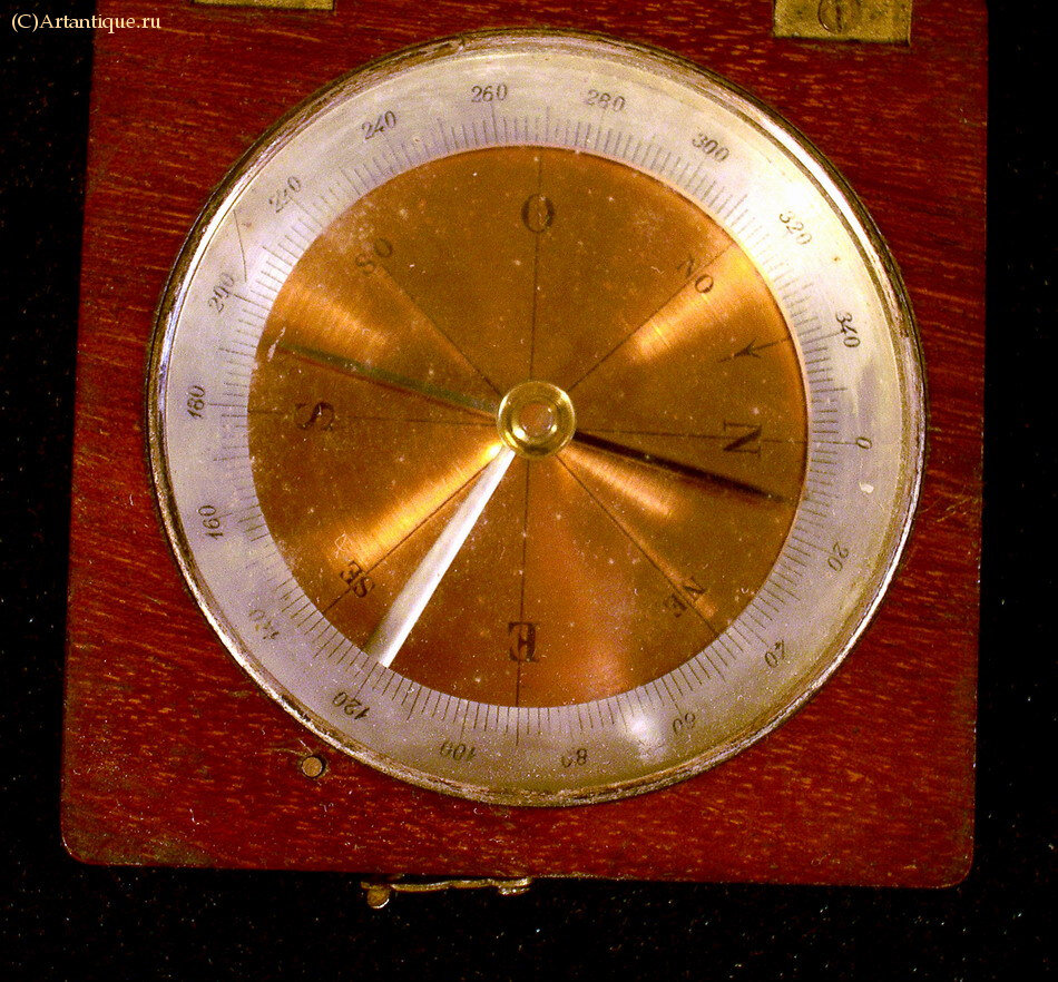 Компас в деревянной коробке