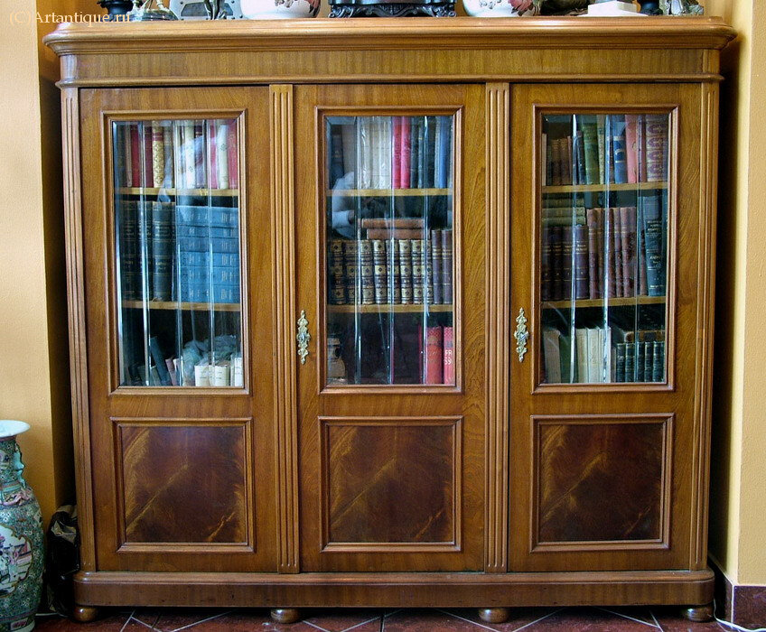 Шкаф книжный
