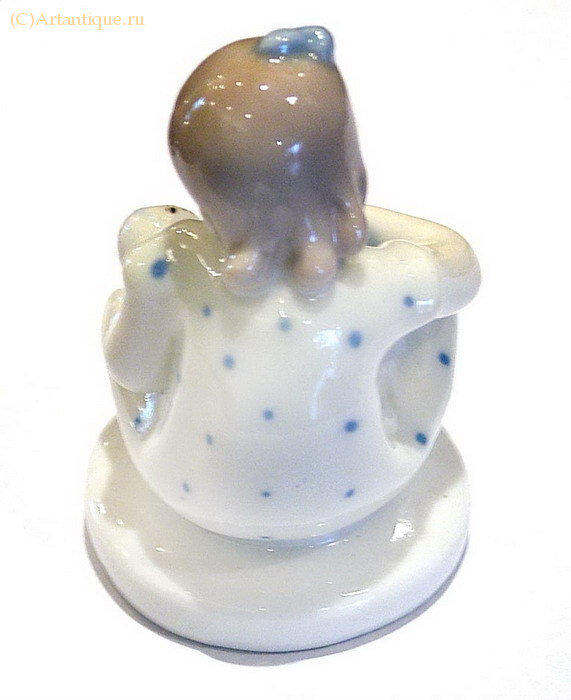 Статуэтка "Девочка с куклой"