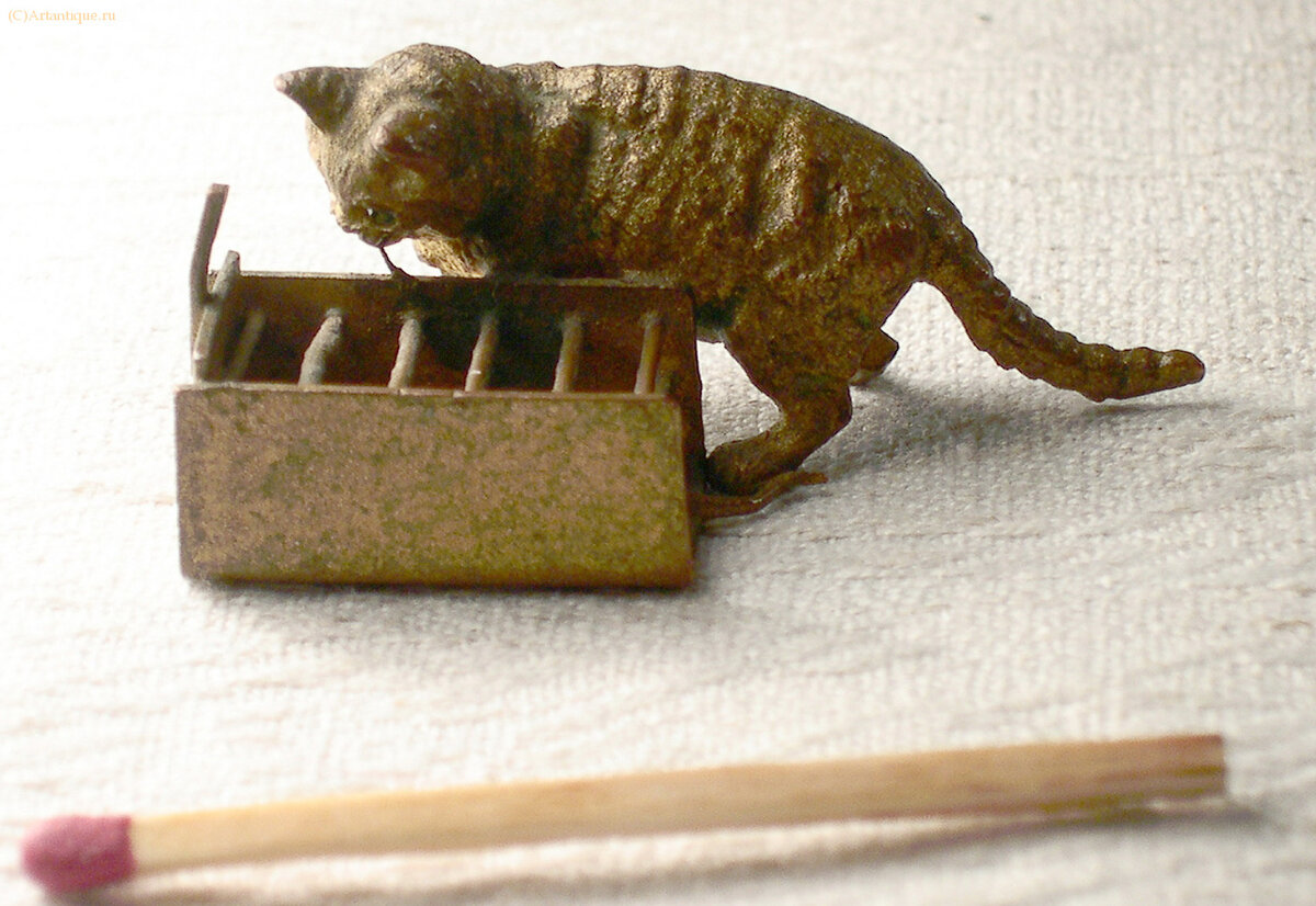 Фигурка "Кошка у мышеловки"