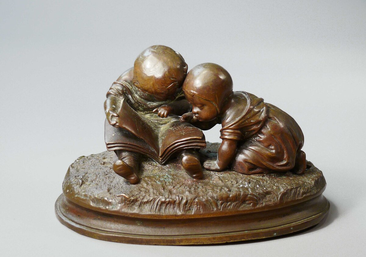 Статуэтка "Малыши, читающие книгу"