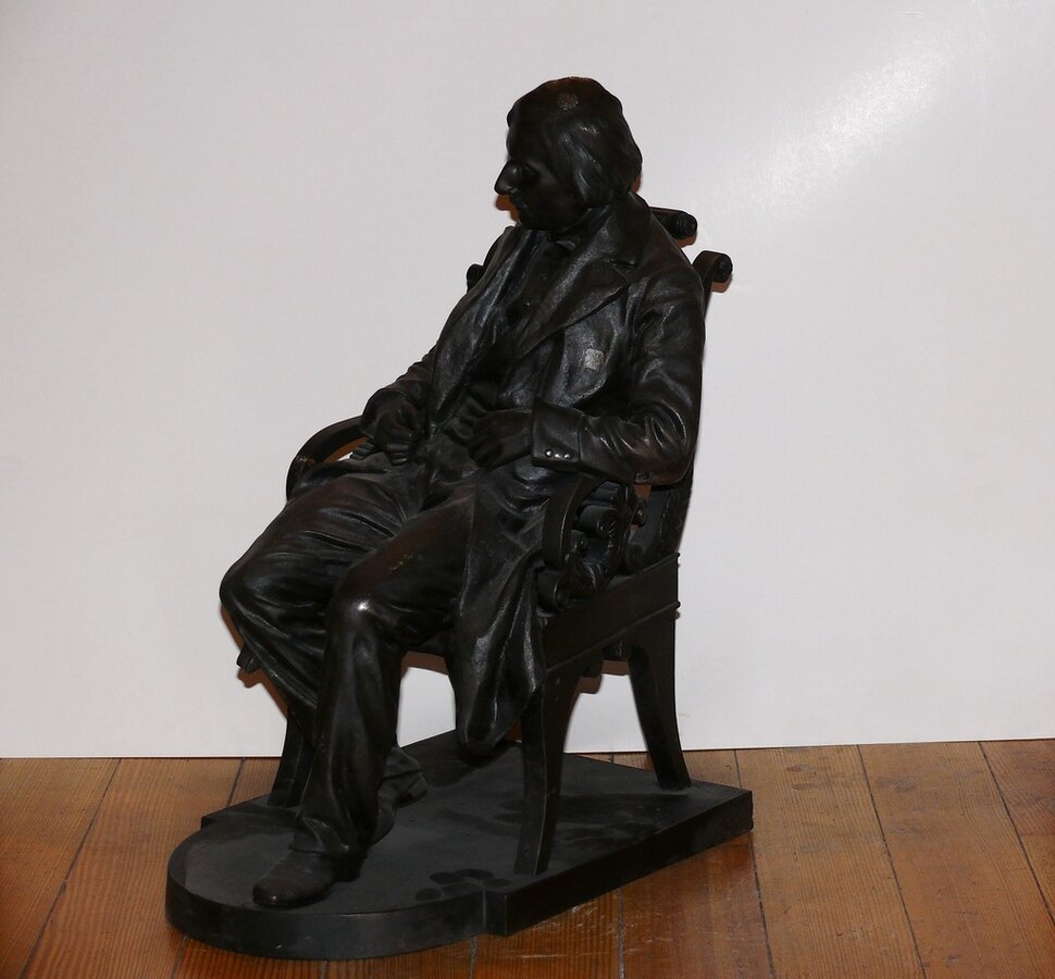 Скульптура "Н.В.Гоголь в кресле"
