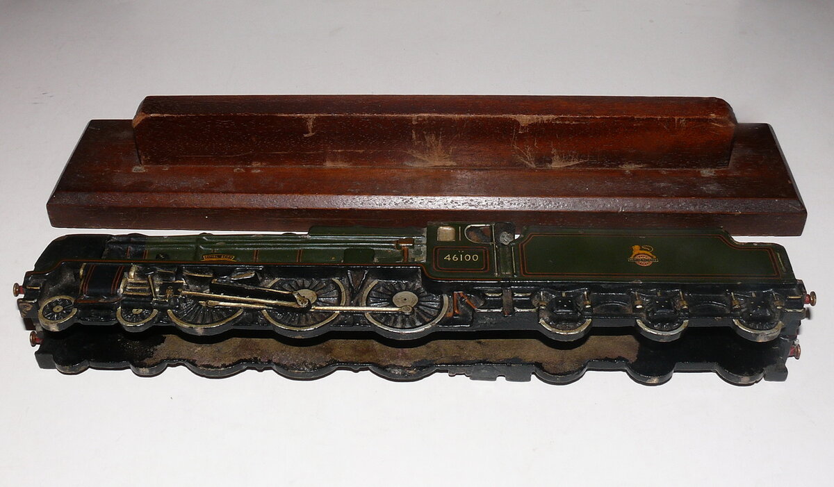 Модель локомотива "Royal Scot 4-6-0"