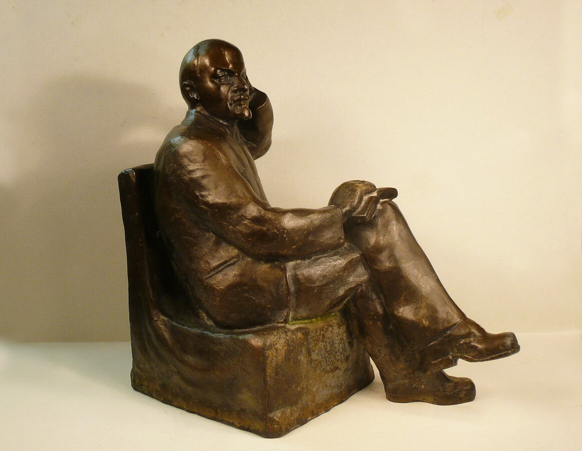 Скульптура "В. И. Ленин"
