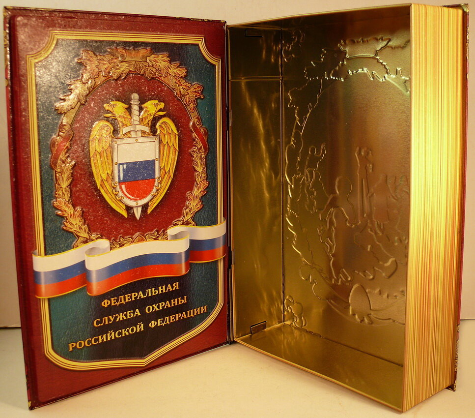 Коробка для новогоднего подарка в виде книги