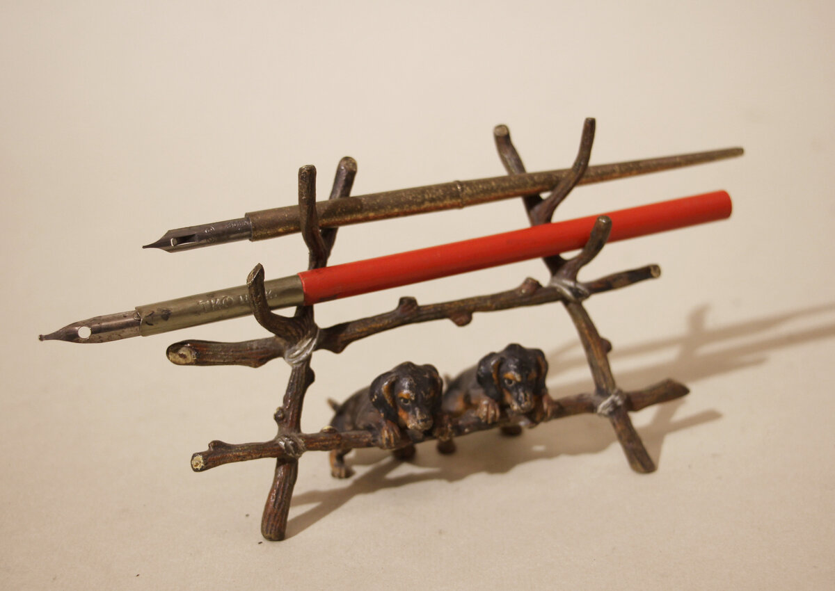 Подставка под ручки "Две таксы около изгороди"