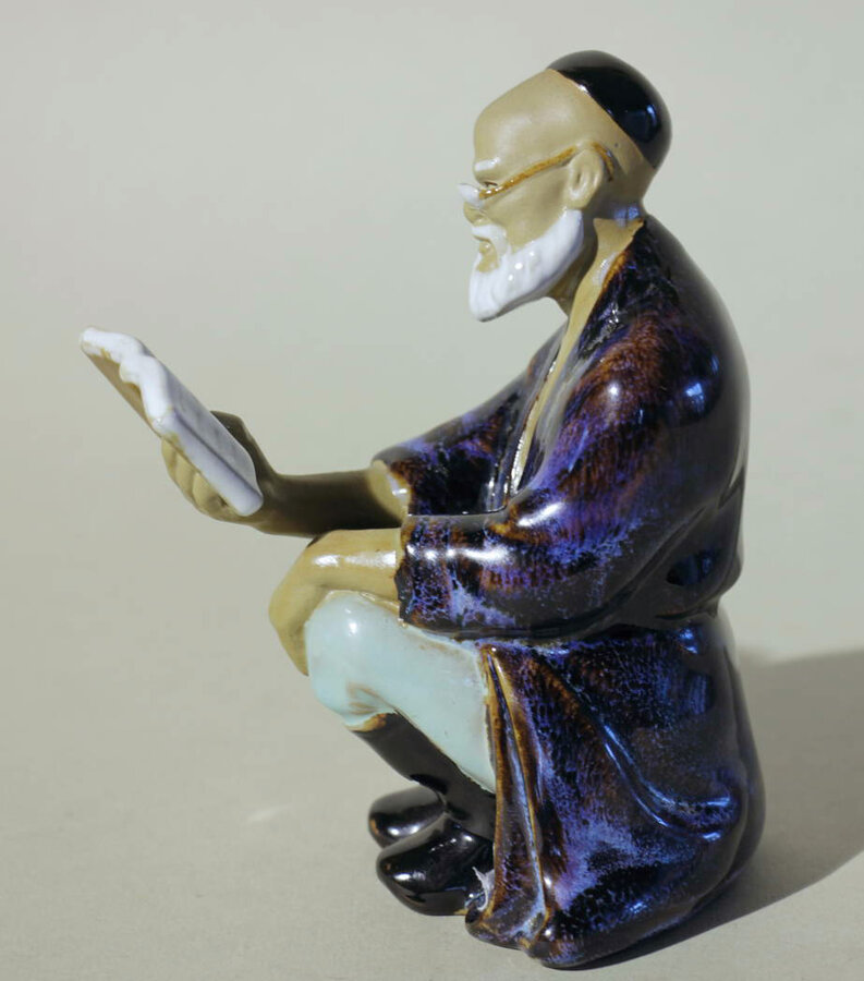 Статуэтка "Мудрец с книгой"