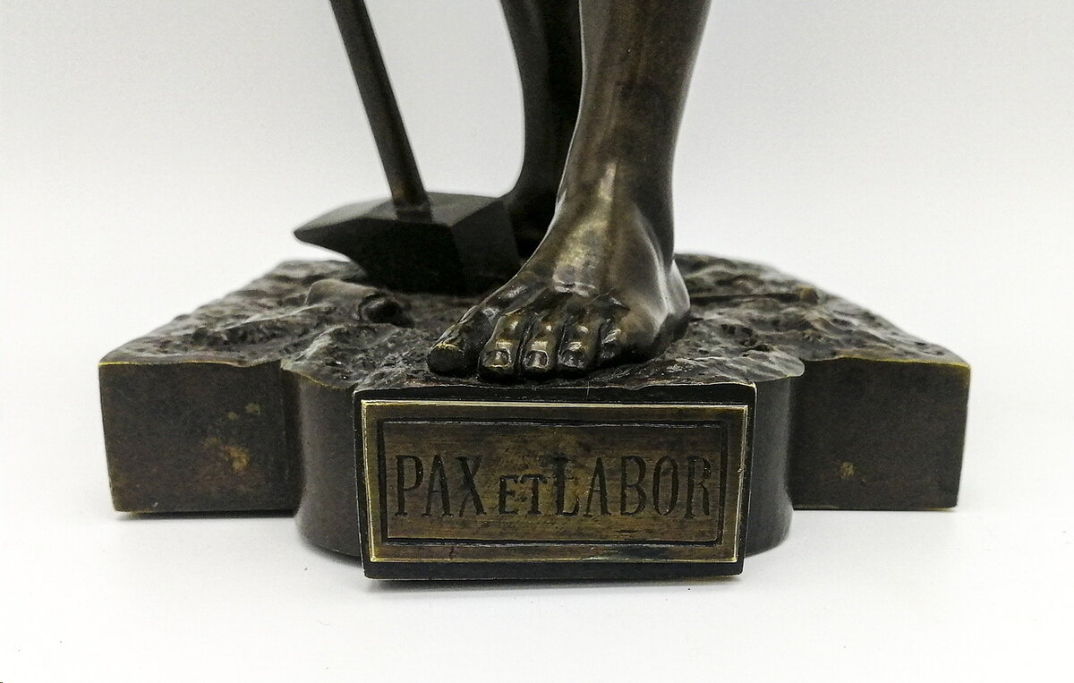 Скульптура "Мир и Работа"