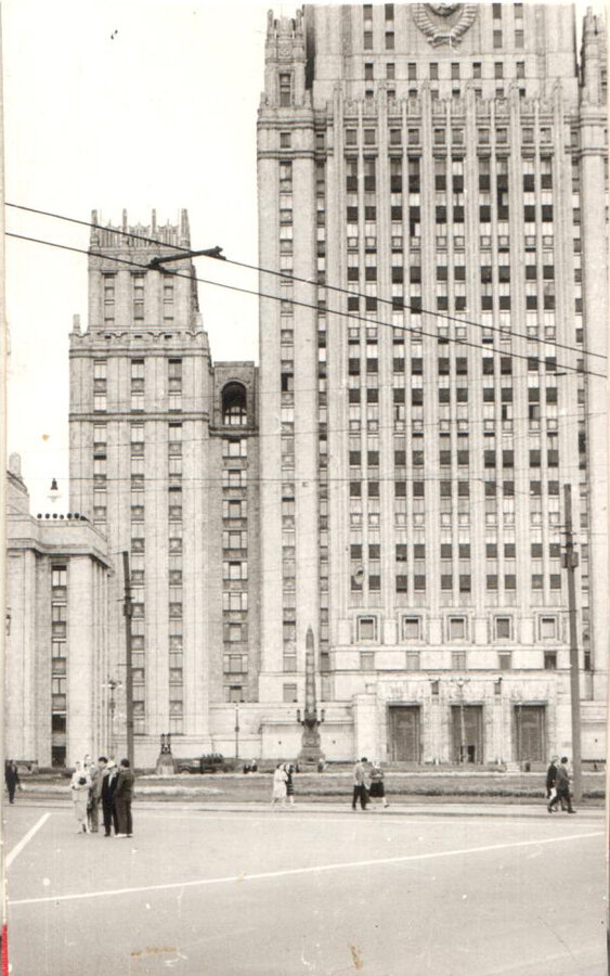 Любительский альбом фотографий видов Москвы наклеенных на картон