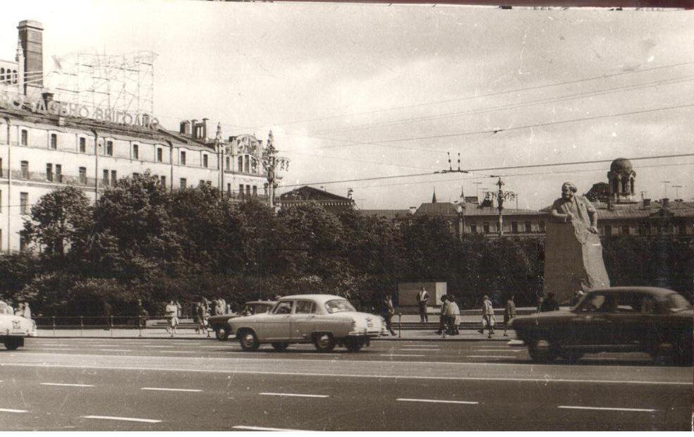 Любительский альбом фотографий видов Москвы наклеенных на картон