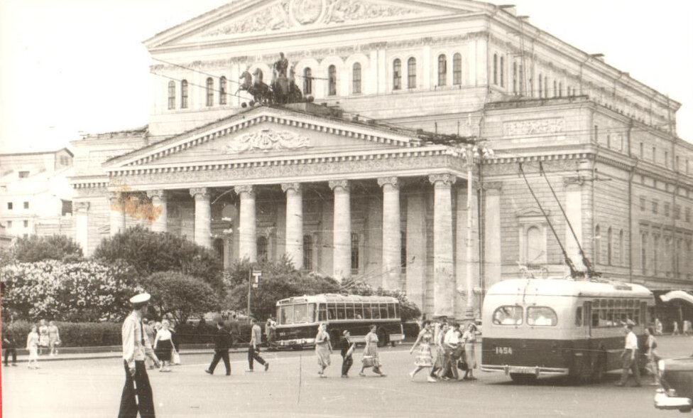 Любительский альбом фотографий видов Москвы наклеенных на картон