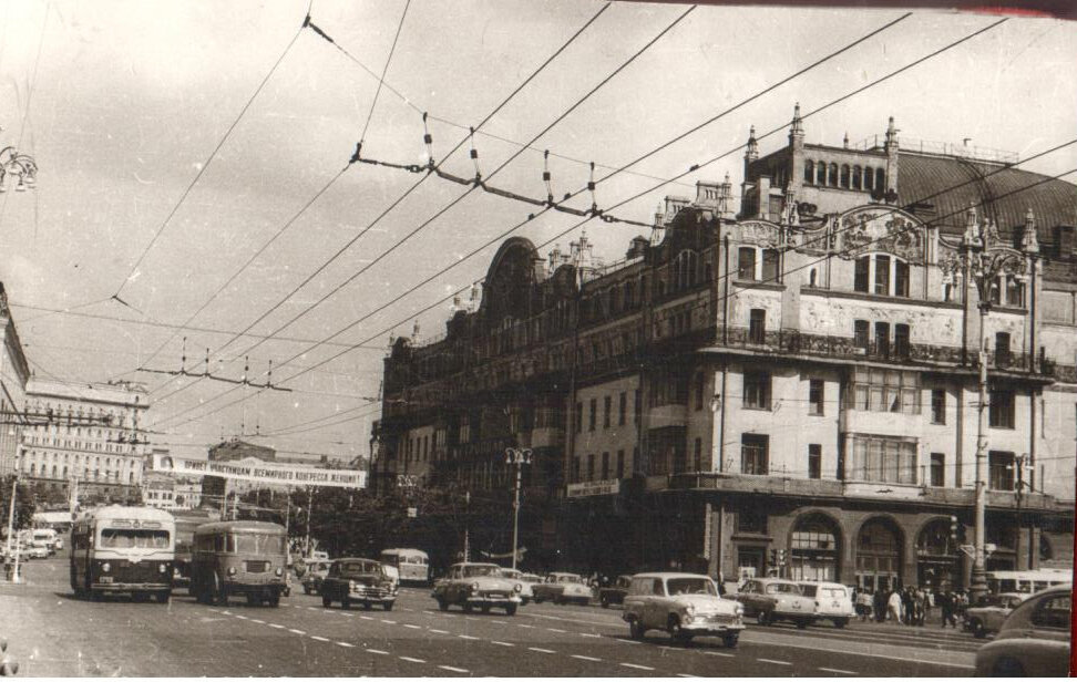 Любительский альбом фотографий видов Москвы наклеенных на картон