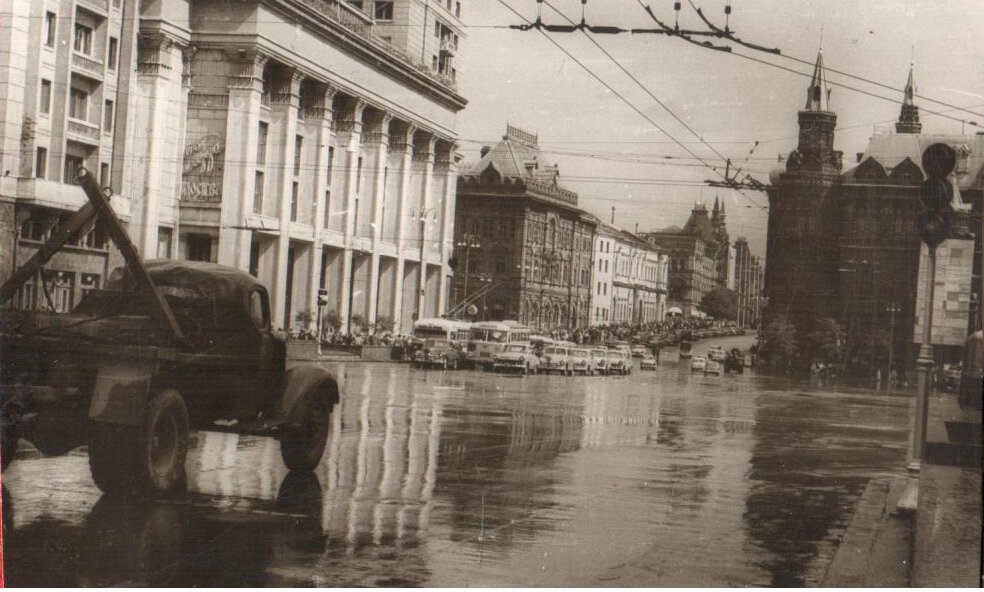 Любительский альбом фотографий видов Москвы наклеенных на картон