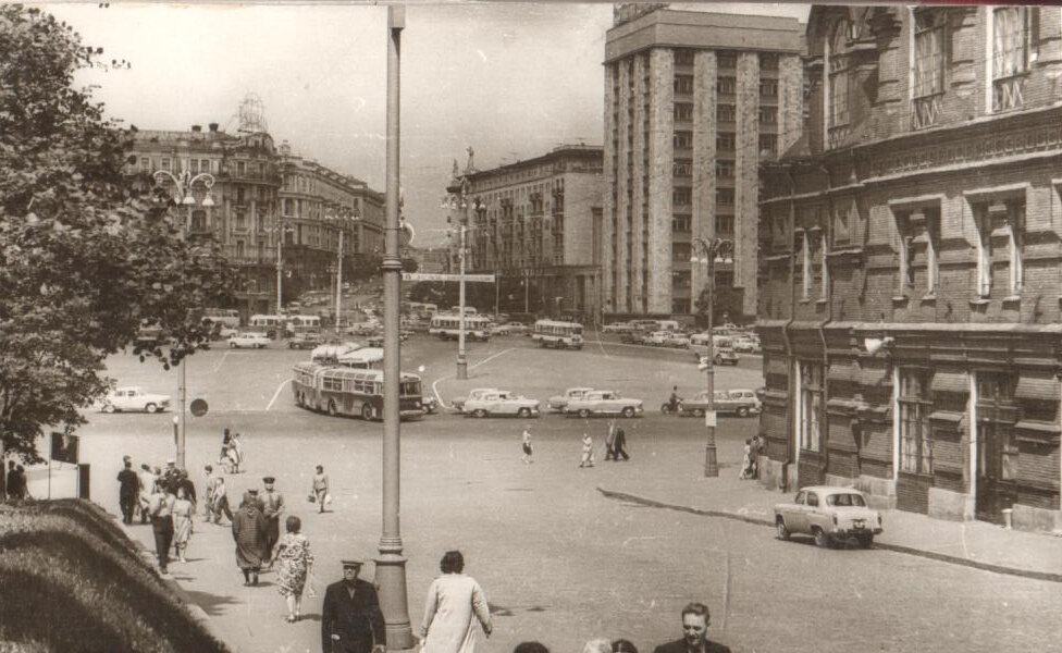 Любительский альбом фотографий видов Москвы наклеенных на картон