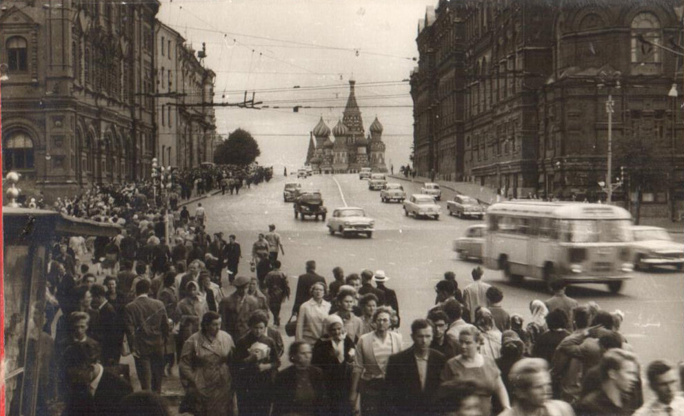 Любительский альбом фотографий видов Москвы наклеенных на картон