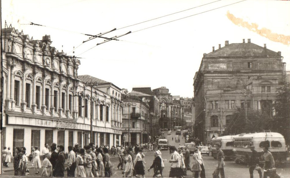 Любительский альбом фотографий видов Москвы наклеенных на картон