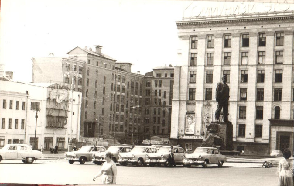 Любительский альбом фотографий видов Москвы наклеенных на картон