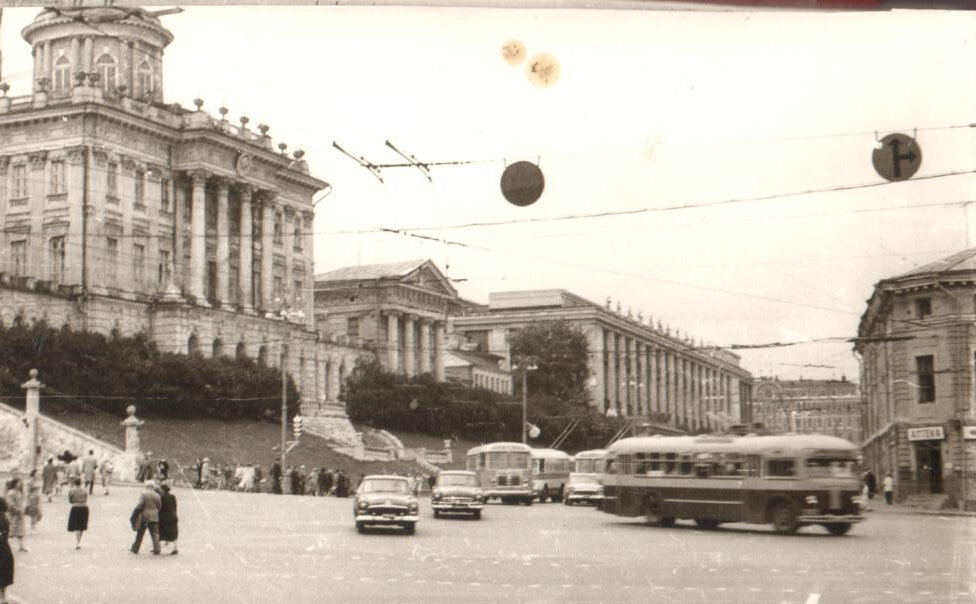 Любительский альбом фотографий видов Москвы наклеенных на картон
