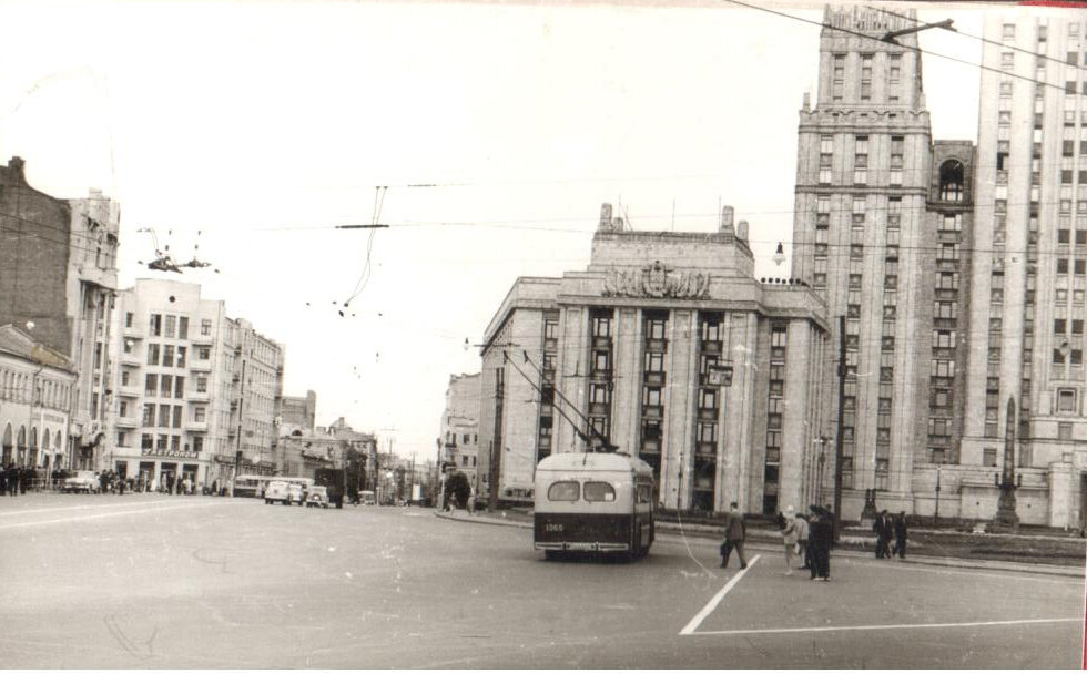 Любительский альбом фотографий видов Москвы наклеенных на картон