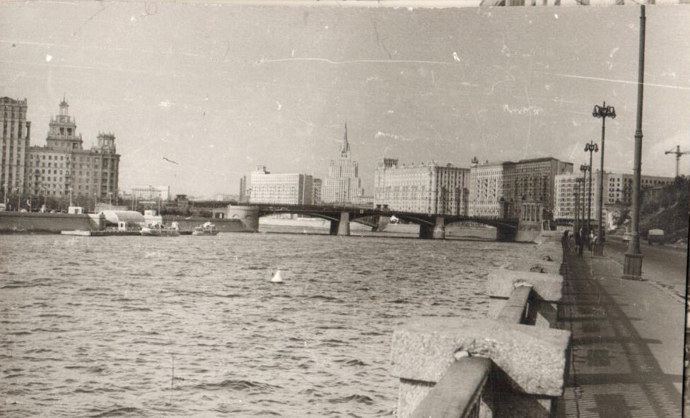 Любительский альбом фотографий видов Москвы наклеенных на картон