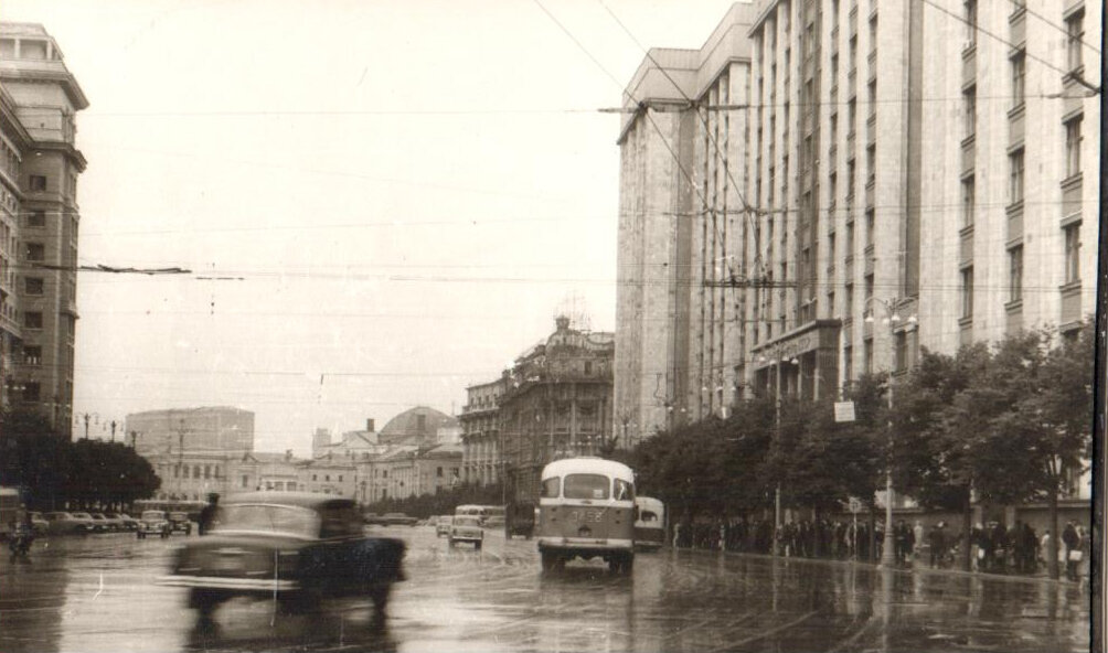 Любительский альбом фотографий видов Москвы наклеенных на картон