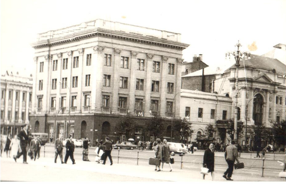 Любительский альбом фотографий видов Москвы наклеенных на картон
