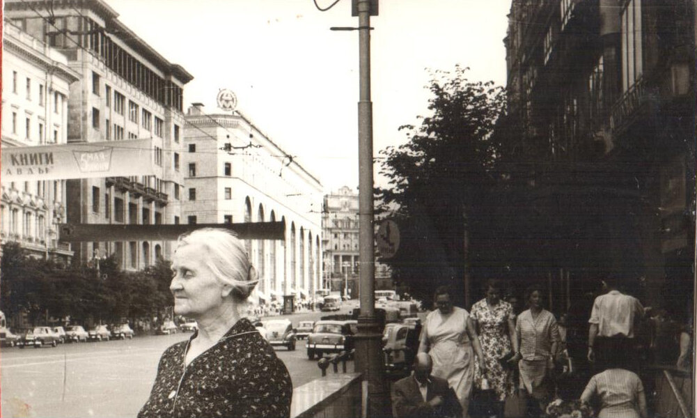 Любительский альбом фотографий видов Москвы наклеенных на картон