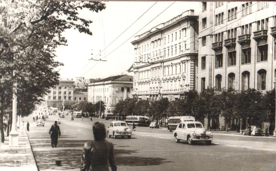 Любительский альбом фотографий видов Москвы наклеенных на картон