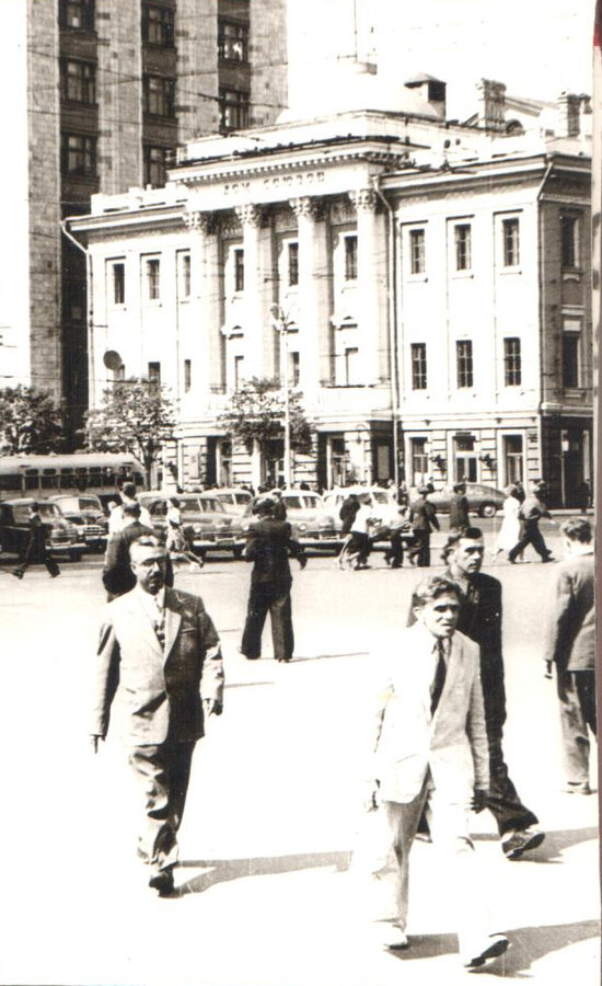 Любительский альбом фотографий видов Москвы наклеенных на картон
