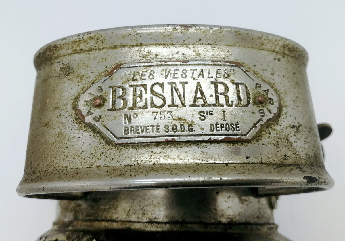 Автомобильный фонарь фирмы "Besnard"