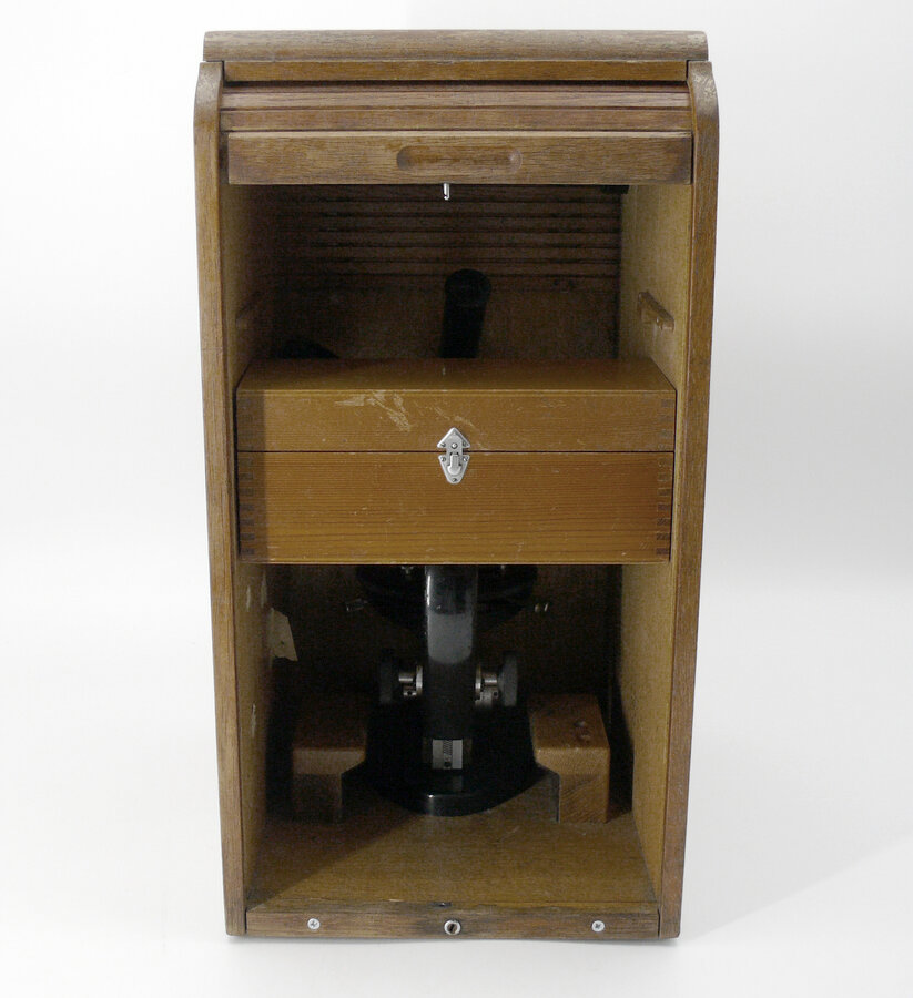 Микроскоп  "CARL ZEISS JENA".