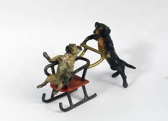 Статуэтка  "Такса, катающая мопса на санках"